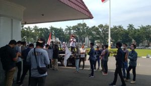 Menyebut Diri Masyarakat Peduli Sumsel, Ini Pernyataan Mereka di Halaman Kantor Gubernur