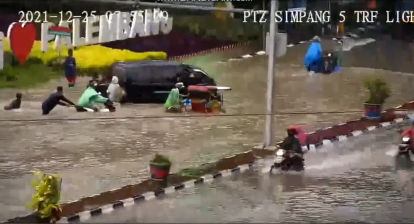 Terpantau CCTV, Palembang Banjir Parah di Akhir Tahun 2021