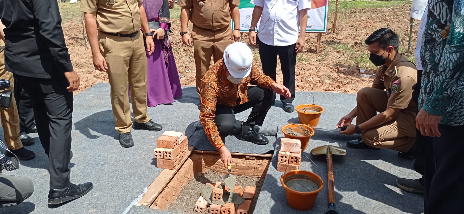 Herman Deru melakukan peletakan batu pertama perumahan ASN , Perumahan Taman Karaya Indah
