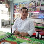 Ketua KPAL Andreas OP saat diwawancarai di kedai kopi Bang Edi, komplek PTC Mall