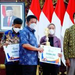 Herman Deru saat memberikan anugerah dan piala kepada pemenang lomba