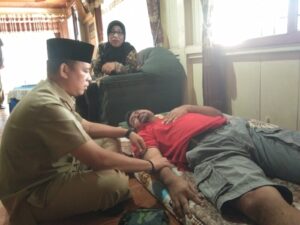 Pimpinan Redaksi OKU POS Sakit, Bupati OKU Besuk Sembari Beri Motivasi Buat Kesembuhan