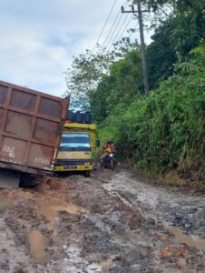 Jalan Poros Belakang Pasar Induk Baturaja Makin Rusak Parah
