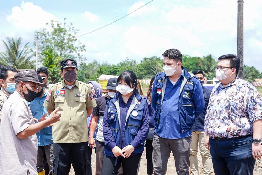 Badan Rescue Nasdem Sumsel Beri Bansos ke Warga Desa Keluang