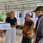 Yenny Elita Bantu 250 Sak Semen untuk Pembangunan Masjd Al-Akbar di Baturaja Timur