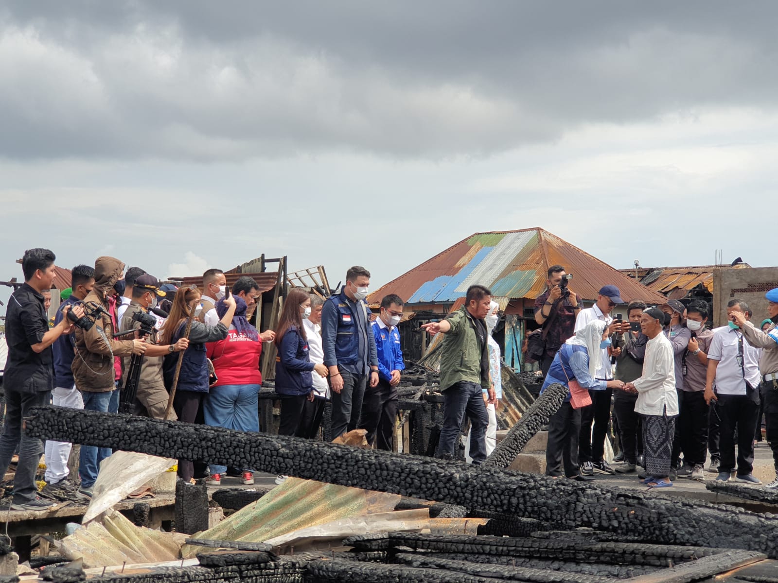 Herman Deru Kunjungi Korban Kebakaran Batu Ampar Berikan Bantuan