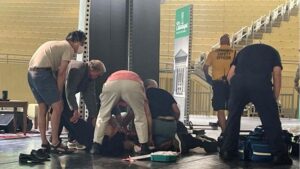 Heboh, Pengarang Ayat-ayat Setan Salman Rusdhie Kena Tikam Berulang Kali di Leher