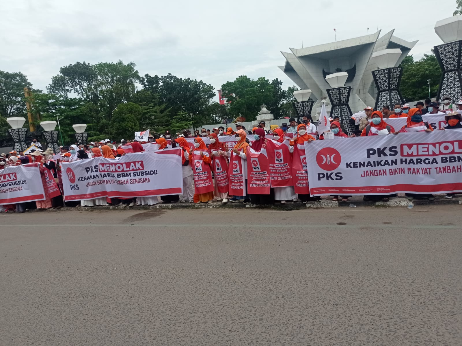 Aksi Damai PKS di depan Monpera, Tolak Kenaikan Harga BBM