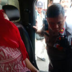 Heboh, Wanita Berjilbab Merah Melompat dari Jembatan Ampera