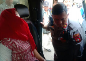 Heboh, Wanita Berjilbab Merah Melompat dari Jembatan Ampera