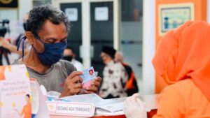 Kantor Pos Palembang Salurkan Bantuan Subsidi Upah Sebesar Rp600rb untuk Pekerja