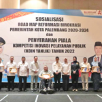 Sekda Kota Palembang Serahkan Piala KOINYANLIK ke 10 OPD, dan Minta Tingkatkan Pelayanan Publik