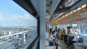 PT KAI Bolehkan Penumpang LRT Berbuka Puasa