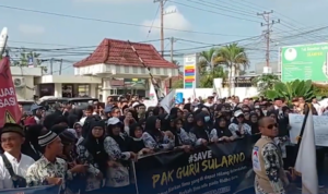 Hardiknas, Ribuan Guru Mura Minta Sularno Guru Honorer Bebas dari Tuntutan Penjara dan Uang Rp60Juta