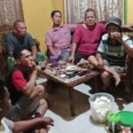 Warga mendatangi Ketua RT menyampaikan keprihatinan dan kecemasan