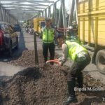 Antisipasi Laka dan Kemacetan, SatLantas Polres OKU Tambal Jalan Berlubang
