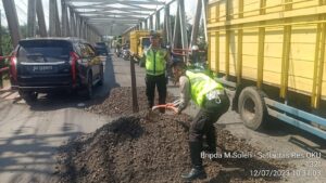 Antisipasi Laka dan Kemacetan, SatLantas Polres OKU Tambal Jalan Berlubang