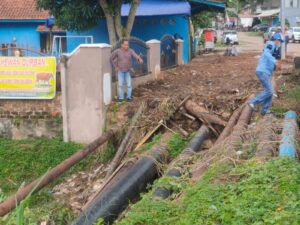Pembersihan Kebocoran Pipa Pertamina Tak Pakai APD, Diduga Abaikan Keselamatan Warga