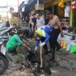 Polres OKU Bersihkan Lingkungan Masyarakat di Pasar Baru dan Pasar Atas Baturaja