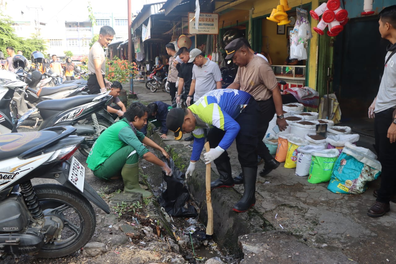 Polres OKU Bersihkan Lingkungan Masyarakat di Pasar Baru dan Pasar Atas Baturaja