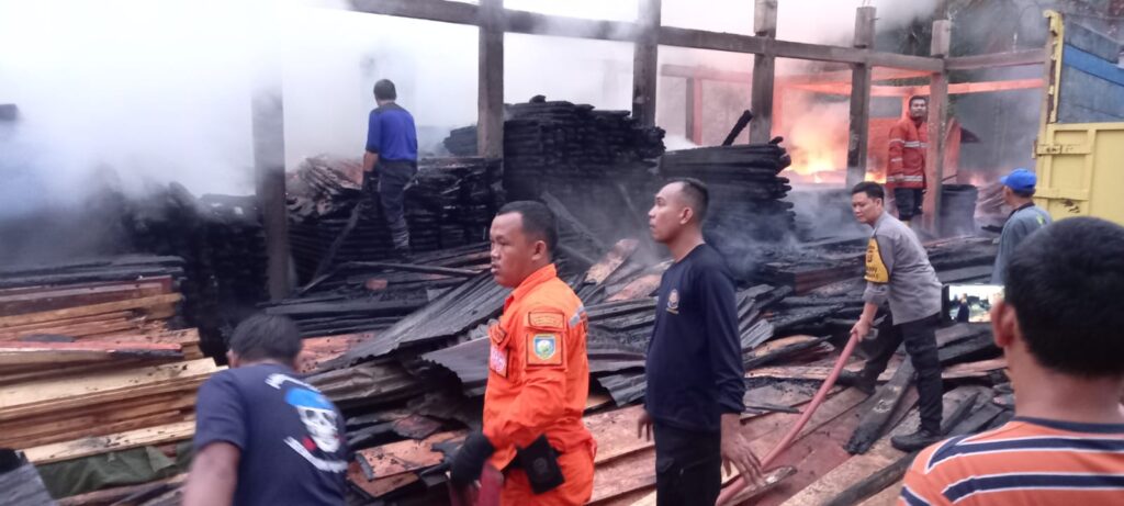 Ribuan Kubik Kayu Hangus Terbakar, Kerugian Ditaksir Ratusan Juta Rupiah