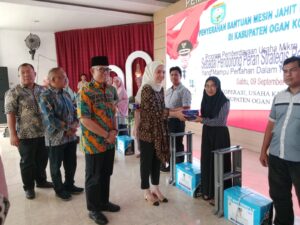 Yenny Elita Bersama Pj.Bupati OKU Beri Bantuan Mesin Jahit Kepada Pelaku UMKM