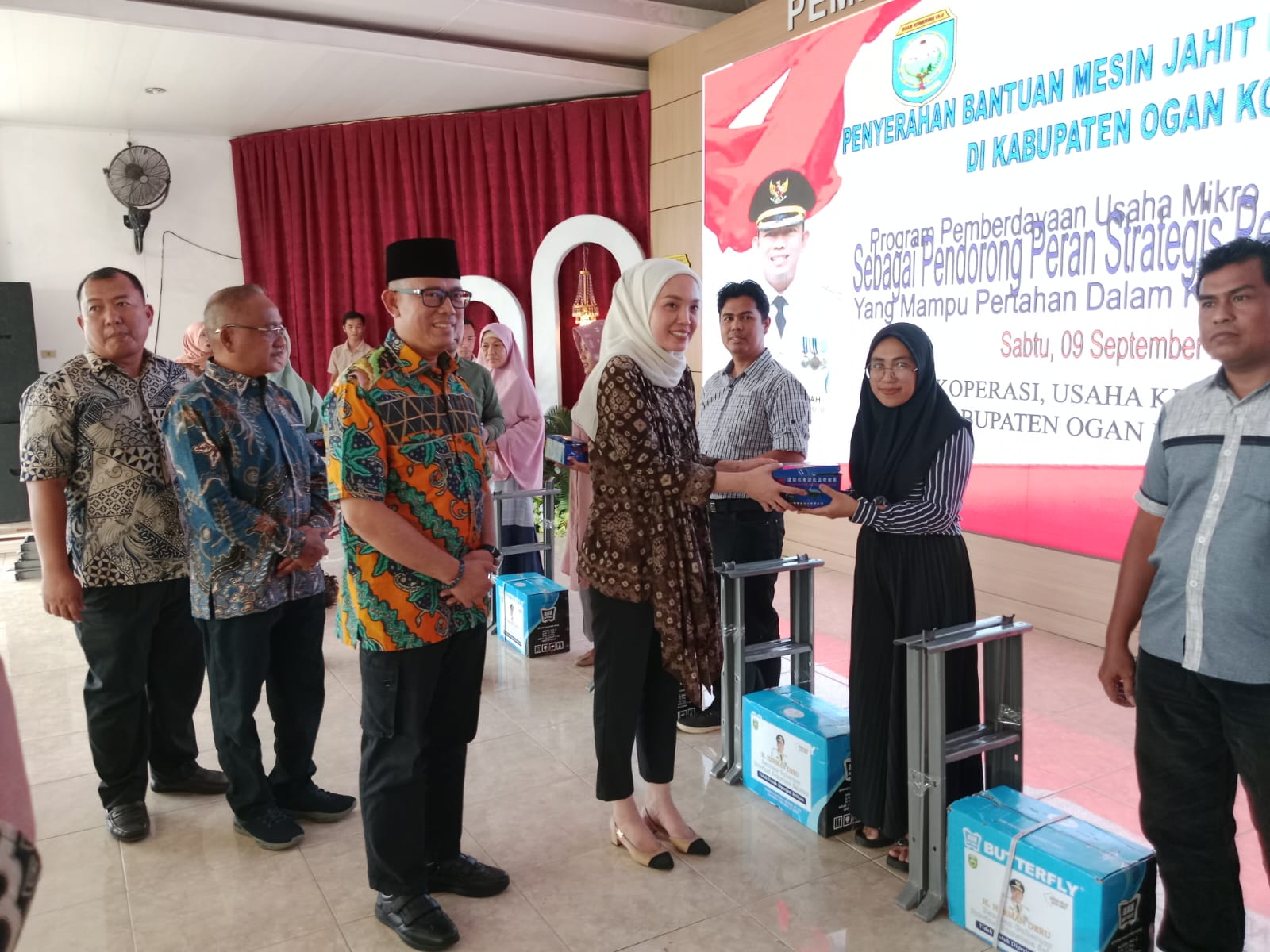 Yenny Elita Bersama Pj.Bupati OKU Beri Bantuan Mesin Jahit Kepada Pelaku UMKM