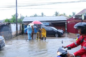 Antisipasi Banjir, Ratu Dewa Instruksikan Petugas Bersihkan Drainase di Sejumlah Kawasan