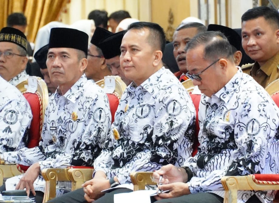 HUT PGRI 2023 Pj Gubernur Sumsel Menerima Penghargaan dari PGRI Sumsel