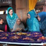 Pj Ketua TP PKK Sumsel Tyas Fatoni Kunjungi Pusat Kerajinan Sulam Benang Emas Ranau di Desa Jepara