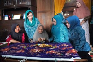 Pj Ketua TP PKK Sumsel Tyas Fatoni Kunjungi Pusat Kerajinan Sulam Benang Emas Ranau di Desa Jepara