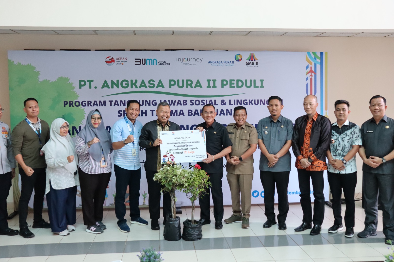 Angkasa Pura II Sumbangkan 125 Bibit Bougenville Percantik Akses Menuju Bandara SMB II Palembang