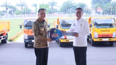 Pj Gubernur Sumsel Beri Bantuan 15 Unit Mobil Kebersihan untuk Menangani Sampah dan Memanfaatkannya