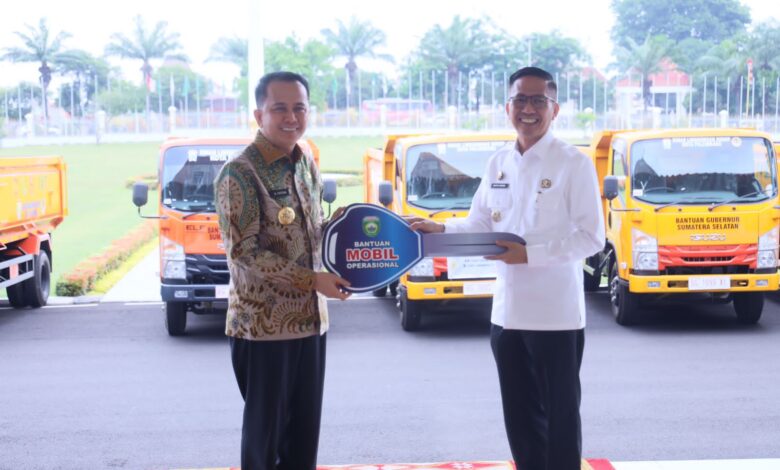 Pj Gubernur Sumsel Beri Bantuan 15 Unit Mobil Kebersihan untuk Menangani Sampah dan Memanfaatkannya
