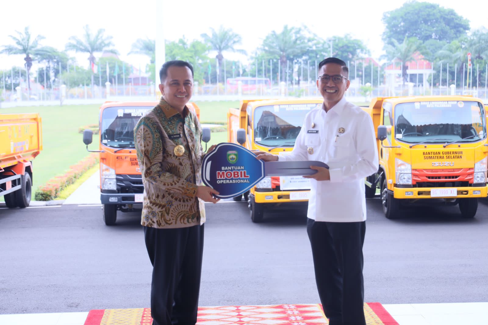 Pj Gubernur Sumsel Beri Bantuan 15 Unit Mobil Kebersihan untuk Menangani Sampah dan Memanfaatkannya