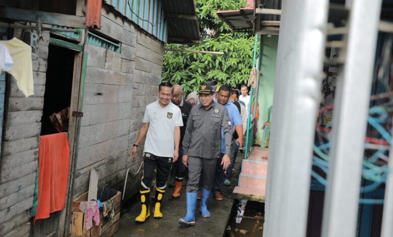 Ratu Dewa dan Ketua DPRD Palembang Tinjau Lokasi Banjir di Keramasan