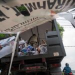 Satpol PP Palembang Tertibkan Alat Peraga Kampanye yang Langgar Aturan