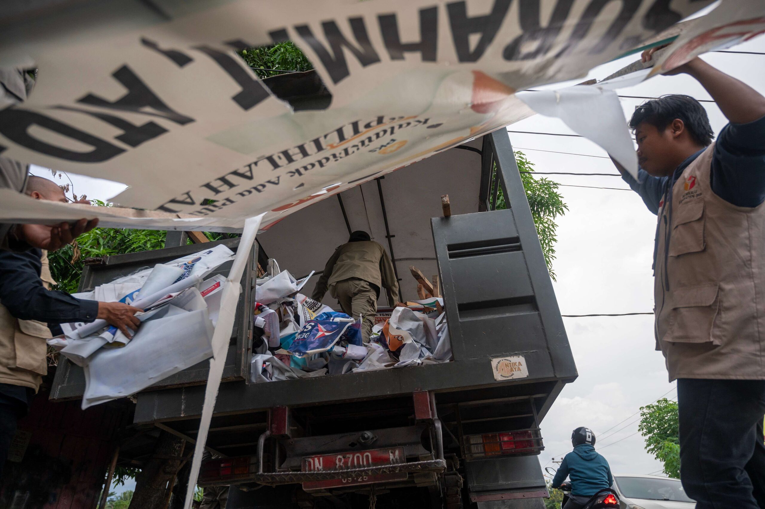 Satpol PP Palembang Tertibkan Alat Peraga Kampanye yang Langgar Aturan