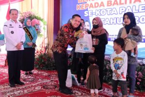 Tangani Stunting, Pemkot Palembang Serahkan Ratusan Paket ke Balita Stunting se-Kota Palembang