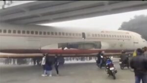 Viral, Pesawat Airbus A320 Air India ‘Nyasar’ di Bawah Jembatan