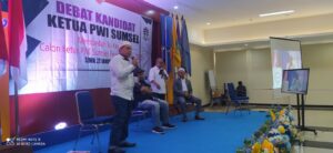 Kandidat Afdhal, Hadi Prayogo, dan Syarifuddin Basri saat menjawab pertanyaan Moderator dan Mahasiswa serta wartawan PWI.