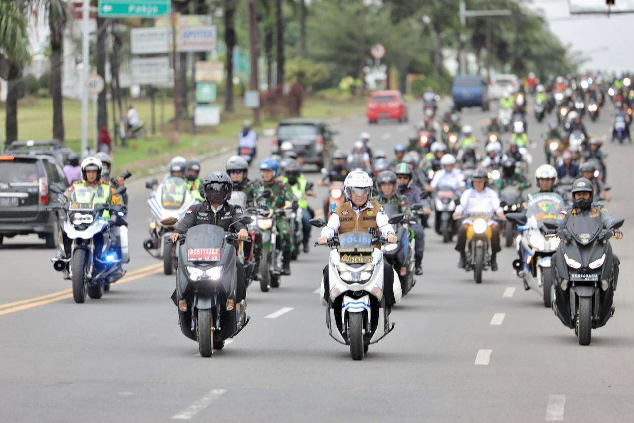 Gunakan Sepeda Motor Agus Fatoni Pastikan Kelancaran Pemilu 2024 di Tiap TPS