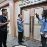 Tuna Rungu Tekad Berjalan 50 Km Temui Pj Gubernur Sumsel untuk Modal Peralatan Lukis