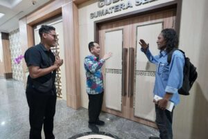 Tuna Rungu Tekad Berjalan 50 Km Temui Pj Gubernur Sumsel untuk Modal Peralatan Lukis