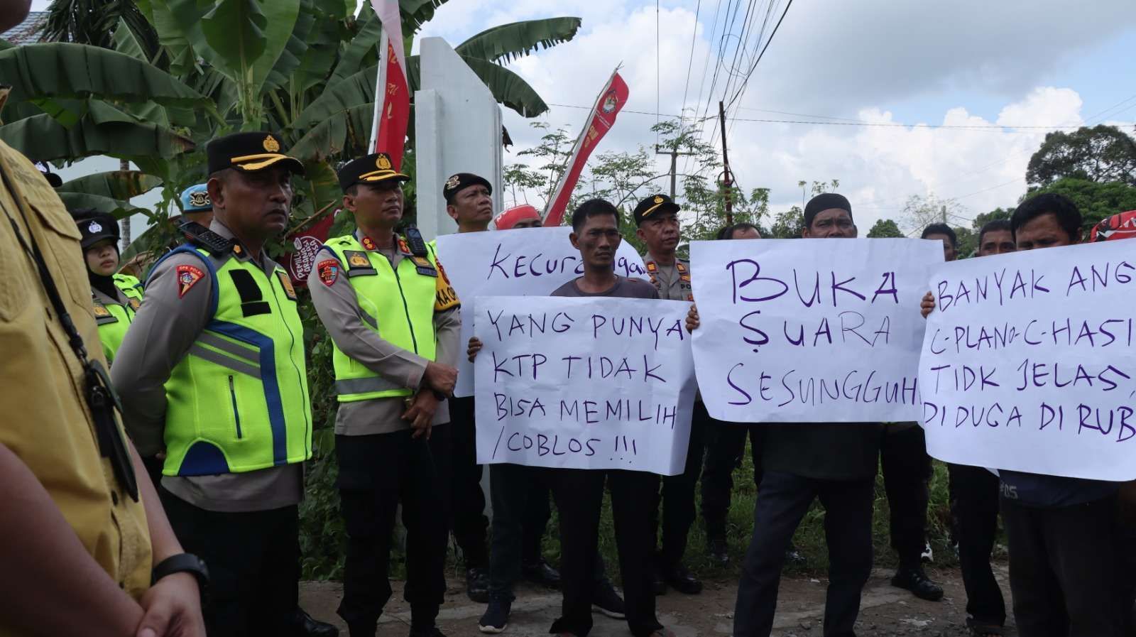 Unjuk Rasa di KPU Muba, Massa Tuntut Perhitungan Ulang Surat Suara Pemilu 2024