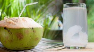 Alasan Mengapa Kamu Perlu Minum Air Kelapa di Bulan Ramadan