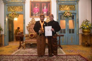 Pj Gubernur Sumsel Agus Fatoni Raih Gelar Kanjeng Raden Tumenggung dari Keraton Surakarta