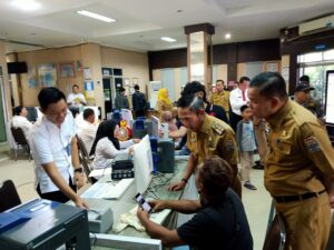 Hari Pertama Kerja Usai Lebaran, Pj Wali Kota Palembang Sidak ke Kantor Disdukcapil