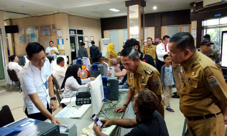 Hari Pertama Kerja Usai Lebaran, Pj Wali Kota Palembang Sidak ke Kantor Disdukcapil