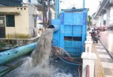 Pompa air dengan kapasitas 600 Liter di Jalan Kapten A Rivai Palembang, atasi genangan air | FOto@Sripoku.com